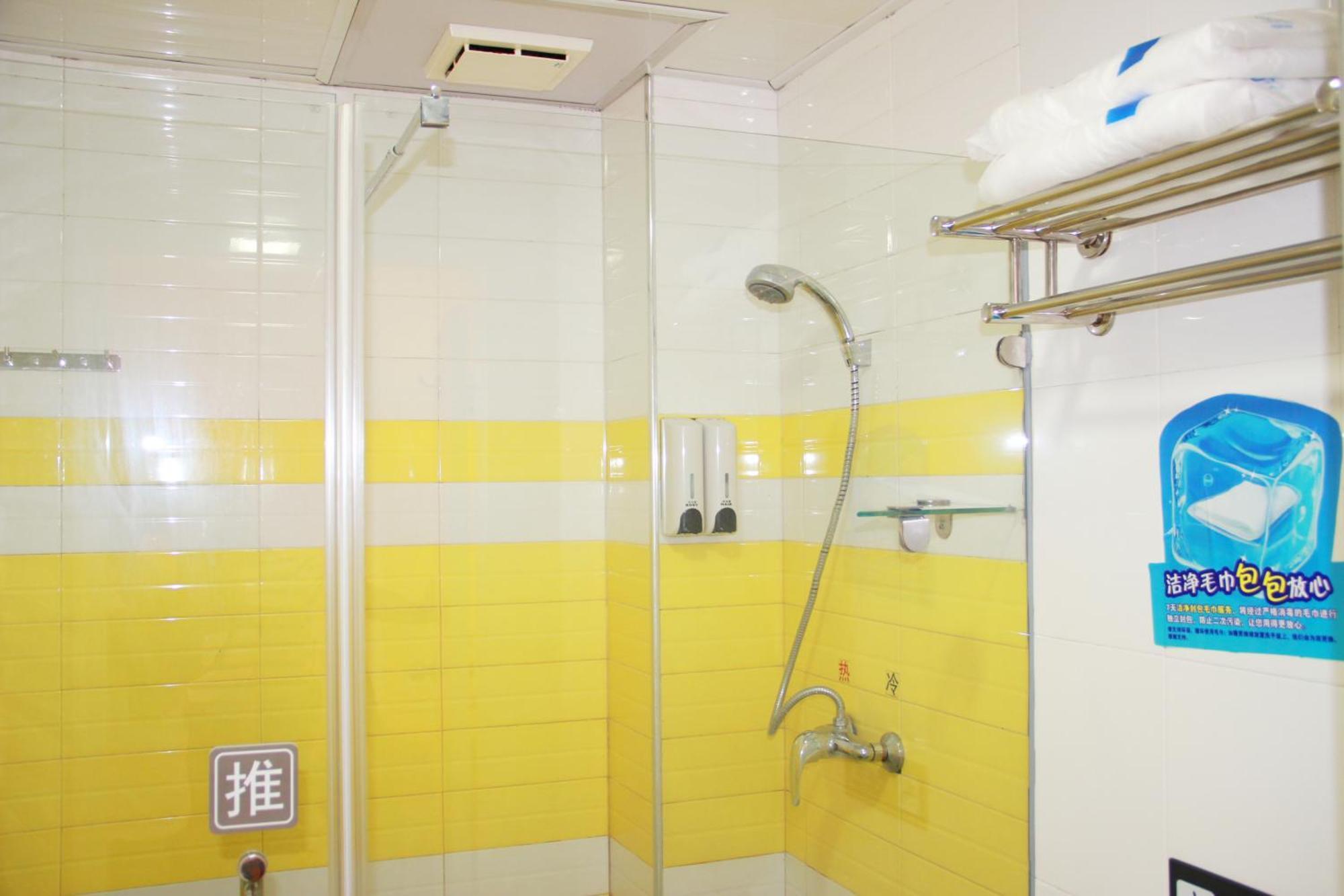 7Days Inn Guangzhou South Railway Station Huijiang Subway Station Exterior foto